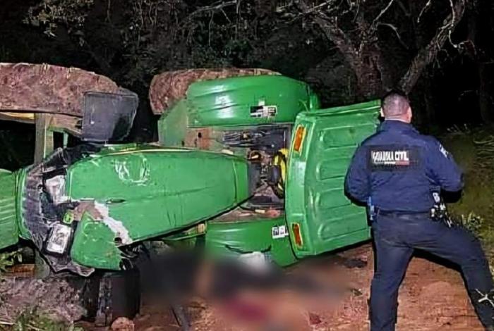 Muere hombre en volcadura de tractor en Puruándiro; dos personas resultan heridas