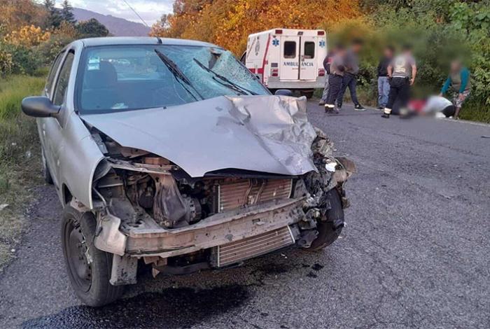 Muere motociclista tras choque contra un auto en la carretera Zitácuaro-Toluca