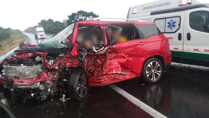 Muere mujer y hay 4 lesionados tras fuerte choque en Autopista Pátzcuaro-Cuitzeo