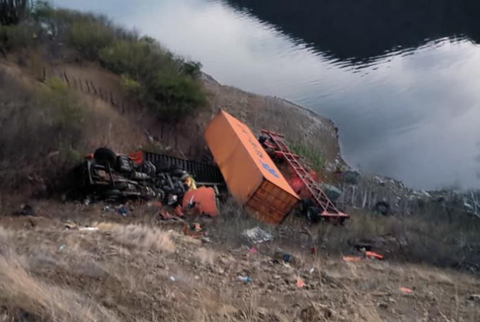 Muere trailero al caer con su tractocamión a un barranco de 20 metros, en la Siglo XXI