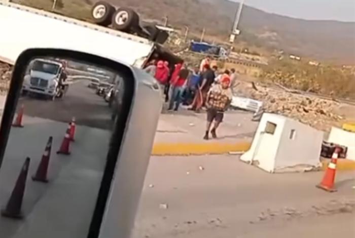 Muere trailero tras volcar por la caseta de Copándaro, mientras ciudadanos saquean la mercancía