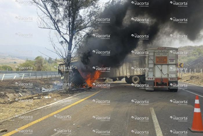 Muere una persona tras accidente e incendio de tráiler en la autopista de Occidente