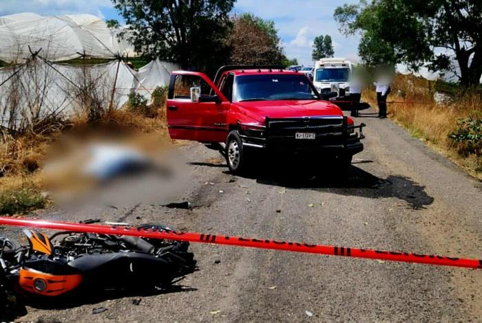 Mueren 2 jóvenes tras choque entre moto y camioneta en los límites de Guanajuato con Michoacán