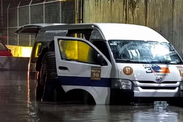 Mueren 6 personas en un transporte público atrapado en inundación en el Estado de México