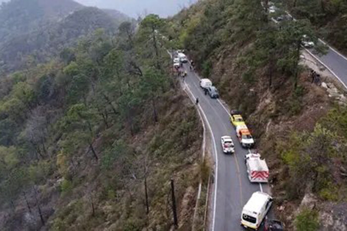 Mueren al menos 12 miembros de una familia al desbarrancarse en una carretera de Nuevo León