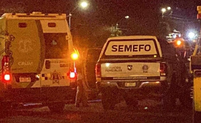 Mueren dos jóvenes en volcadura de camioneta