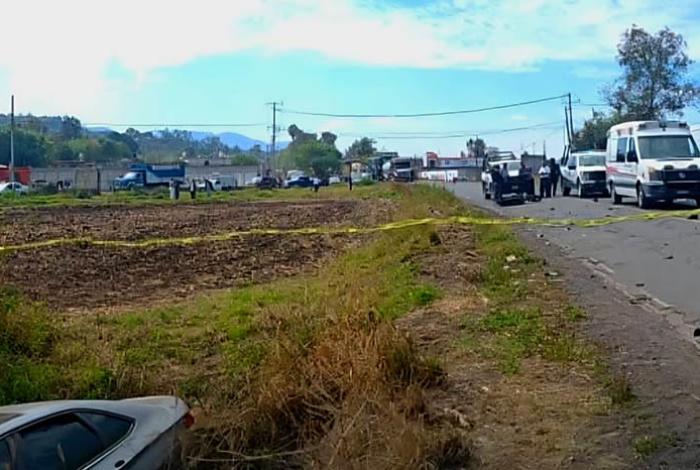 Mueren dos jóvenes tras choque entre una moto y un auto en Indaparapeo