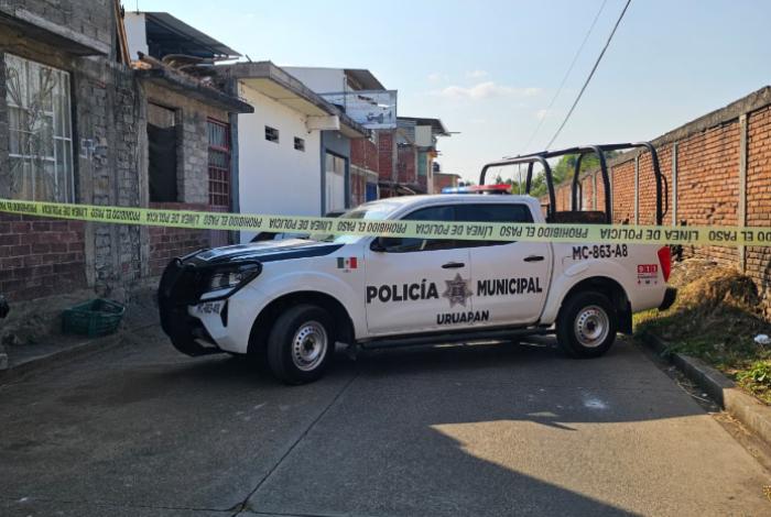 Mujer asesinada de 6 balazos en la colonia La Mora, en Uruapan