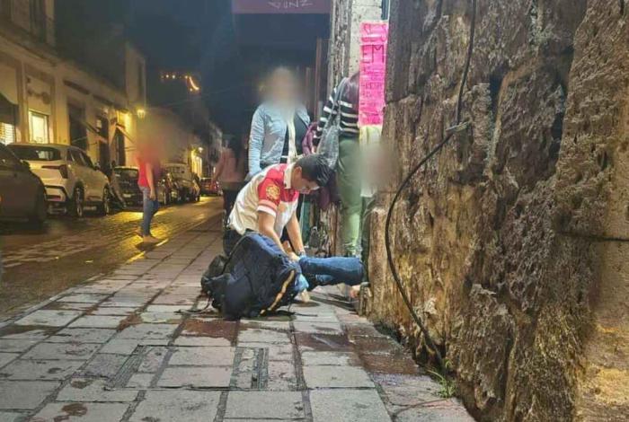 Mujer cae a registro al romperse tapa en el Centro Histórico de Morelia