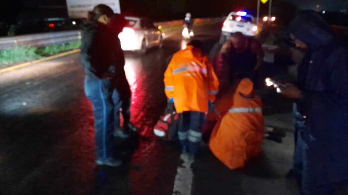 Mujer cae de vehículo en movimiento sobre la Morelia-Salamanca