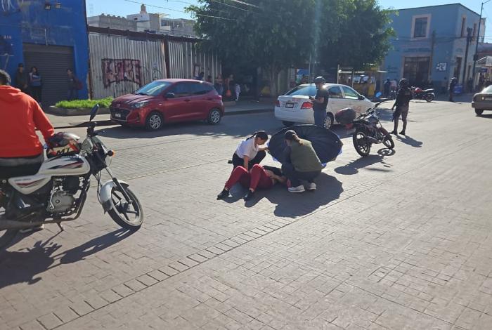 Mujer es arrollada por motociclista en la Avenida Lázaro Cárdenas