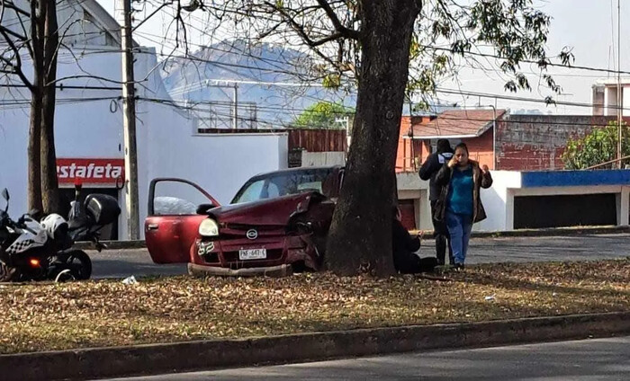 Mujer herida al chocar su auto contra un árbol, en Uruapan