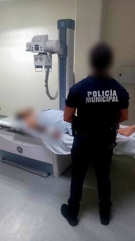 Mujer herida lleva al hospital a su hijo que fue baleado