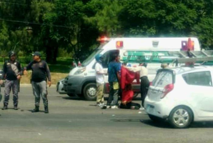 Mujer motociclista choca contra taxi en la avenida Madero Oriente de Morelia