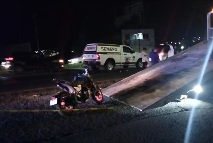 Mujer motociclista pierde la vida al accidentarse en la salida a Salamanca, en Morelia