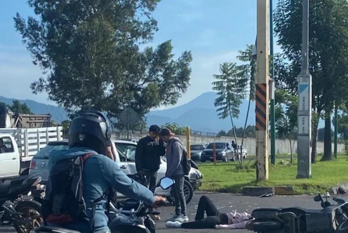 Mujer motociclista resulta con lesiones graves tras chocar contra vehículo en Uruapan