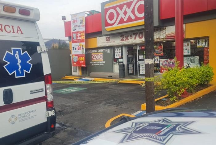 Mujer muere dentro de un Oxxo en Uruapan; presumen infarto fulminante
