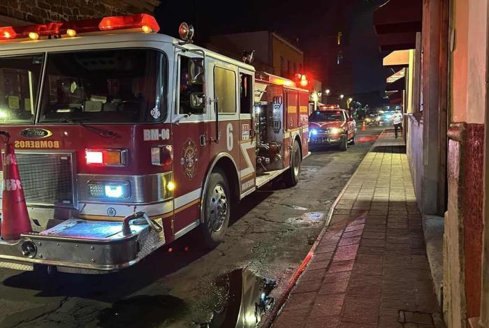 Mujer queda herida al sufrir caída en la azotea de su domicilio; bomberos voluntarios la auxilian