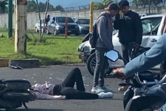Mujer resulta gravemente lesionada tras choque de motocicleta en Uruapan
