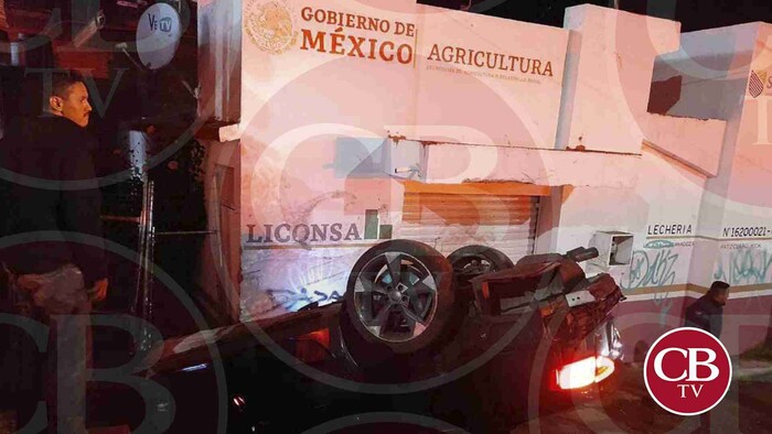 Mujer vive de milagro al volcar su auto en Pátzcuaro