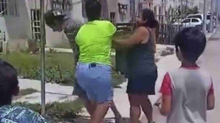 Mujeres golpean y amarran a poste a un menor en Tamaulipas