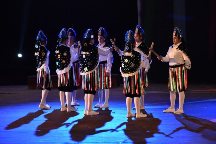 Mujeres participan en la danza del paloteo en la K’uínchekua