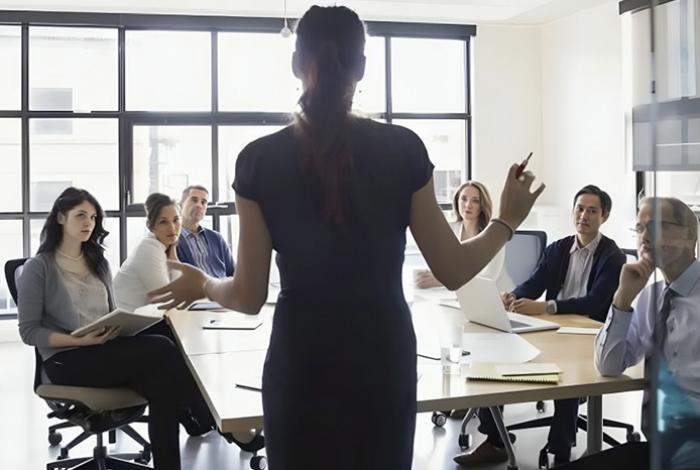 Mujeres tienen 19% menos de probabilidades de ocupar puestos de liderazgo en Latinoamérica