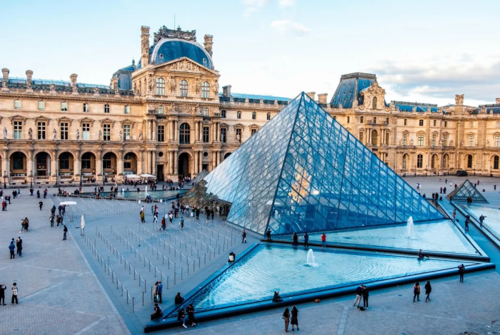 Museo Louvre reabre tras robo de joyas con seguridad reforzada