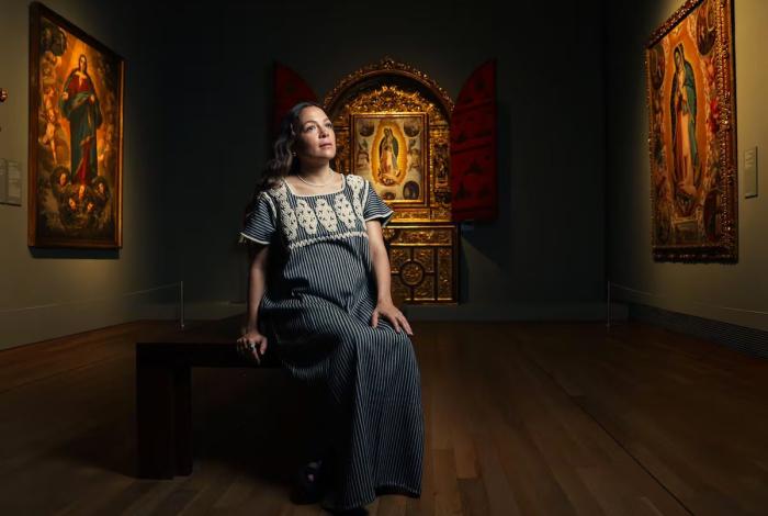 Natalia Lafourcade canta ante un cuadro de la Virgen de Guadalupe en el Museo del Prado