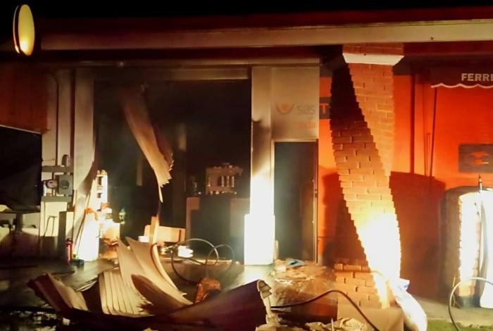 Negocio de agroquímicos arde en llamas en límites de Ario de Rosales con Salvador Escalante