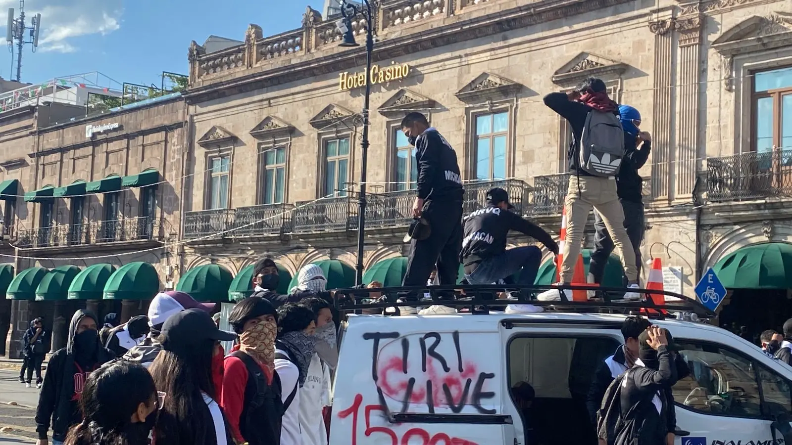 Niega Bedolla negociaciones con normalistas fuera de la ley