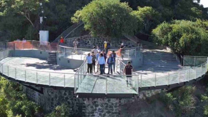 Niño de tres años cae desde mirador de cristal en Puebla