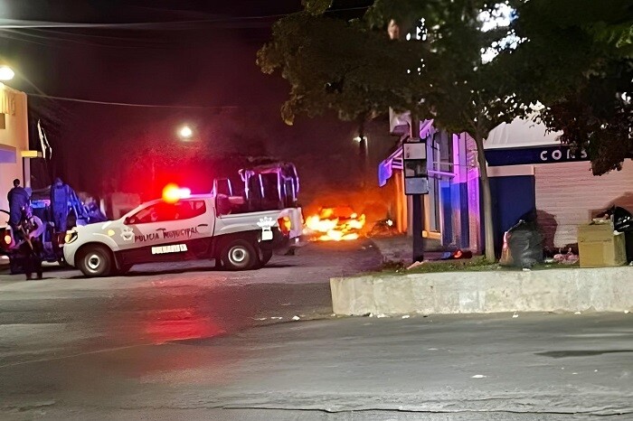 Niños “jugando” con pirotecnia provocan incendio de camioneta