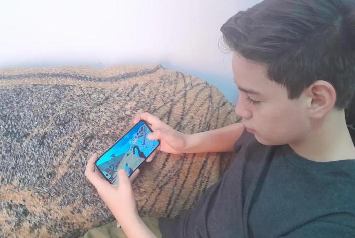 Niños pegados al celular y padres ausentes: alerta en Morelia