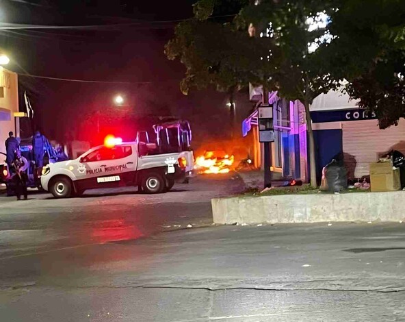 Niños queman camionetas con pirotecnia en Buenavista