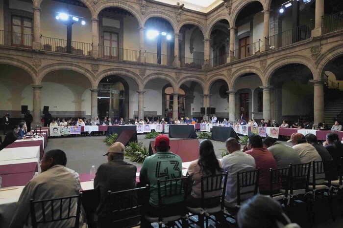 NO SE NOS VA A OLVIDAR EL CASO AYOTZINAPA, VAMOS A SEGUIR TRABAJANDO: CLAUDIA SHEINBAUM SE REÚNE CON FAMILIARES DE LOS 43 NORMALISTAS