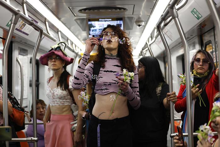 “No somos un peligro”, exclaman personas trans en el metro de la Ciudad de México