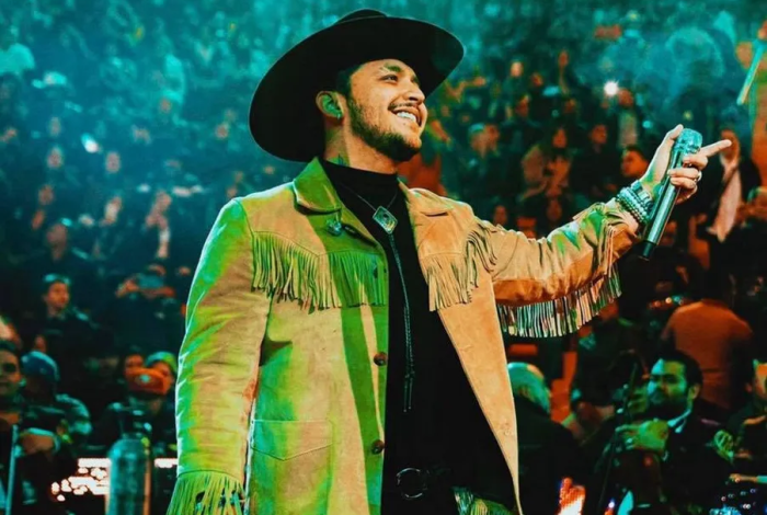 Nodal recibe muñeca Lele y reaparece con Ángela Aguilar