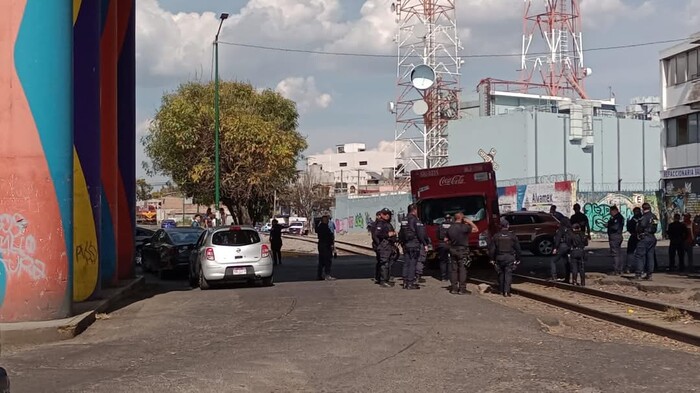 Normalistas atraviesan vehículos en las vías férreas y Av. Madero Poniente de Morelia