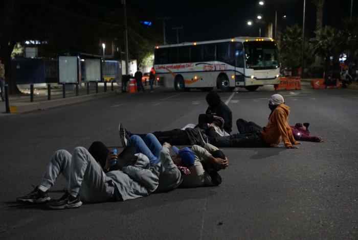 Normalistas bloquean el Periférico, frente a la Fiscalía