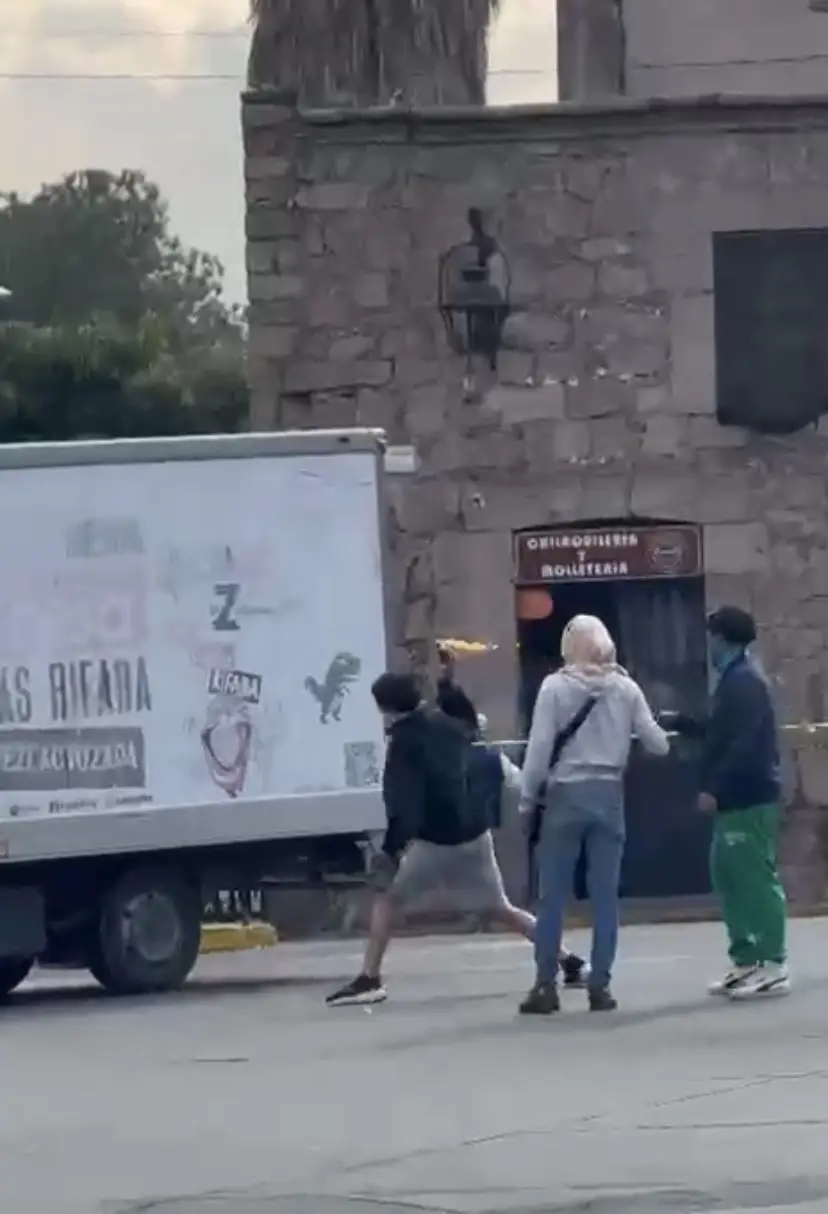 Normalistas incendian camioneta frente a Las Tarascas; Guardia Civil despliega operativo sin detenidos en Morelia