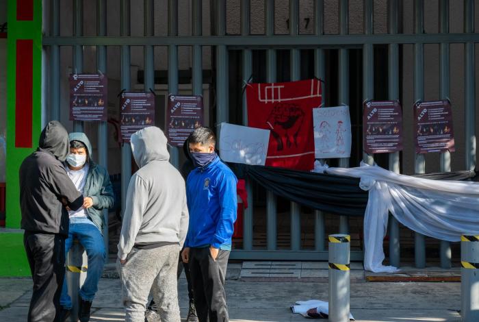 Normalistas mantienen bloqueo pacífico, exigen mesa de diálogo