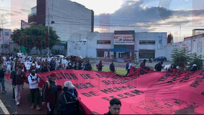 Normalistas marchan por segundo día en Morelia