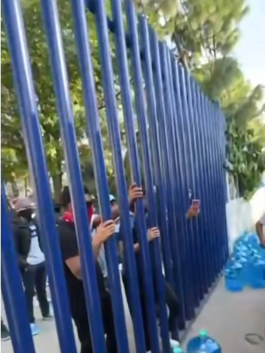 Normalistas regresan mercancía sustraída a empresas del sector privado