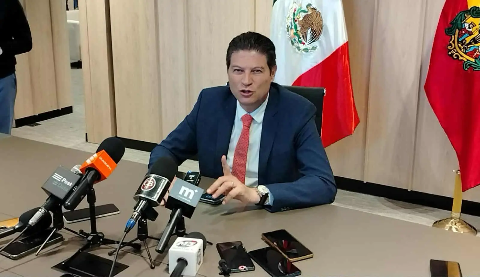 “O se ajustan o los ajustamos”, advierte Alfonso Martínez a ambulantes