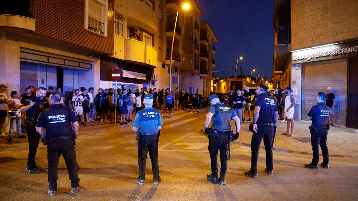 Ocho detenidos y cinco heridos tras enfrentamientos violentos entre grupos de extrema derecha y migrantes en España
