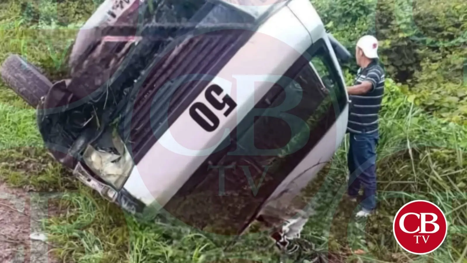 Ocho heridos deja choque de combi y tráiler en Lázaro Cárdenas