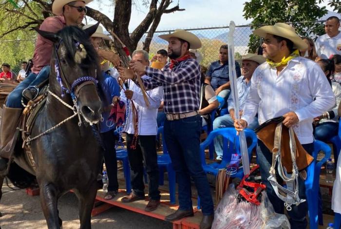 Octavio Ocampo acompaña el inicio de la Feria de Año Nuevo en Paso de Tierra Caliente, Tuzantla