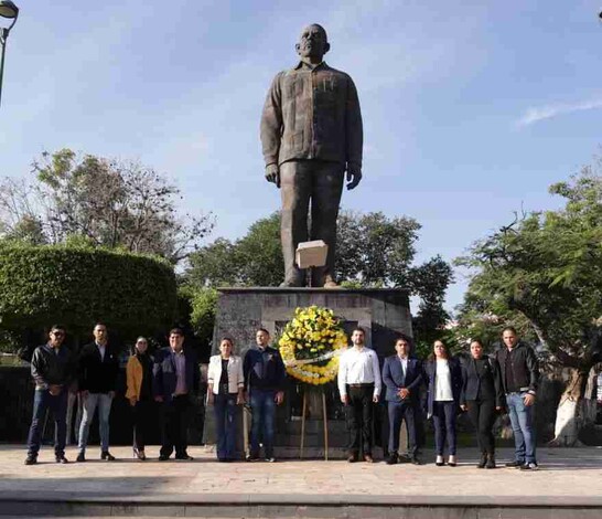 Octavio Ocampo monta guardia de honor en conmemoración del 54 aniversario luctuoso del general Lázaro Cárdenas del Río