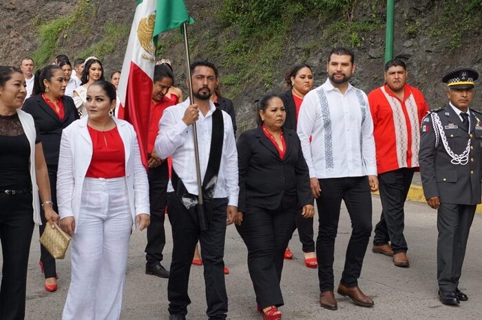 Octavio Ocampo y autoridades de Carácuaro rinden homenaje a Morelos en su 259 aniversario